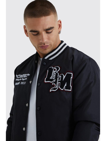 Нейлонова куртка з значками