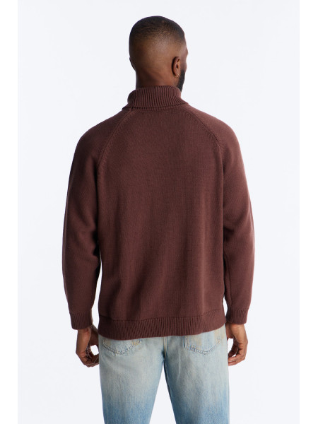 Светр з коміром-гольф та контрастними вставками