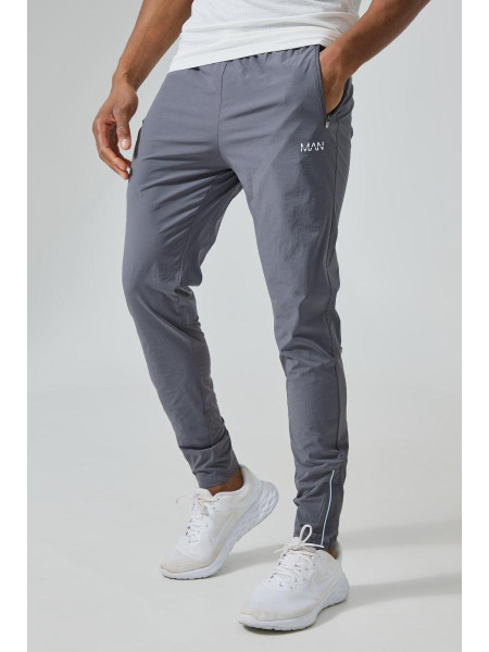 Чоловік активний легкий бігун у тренажерному залі