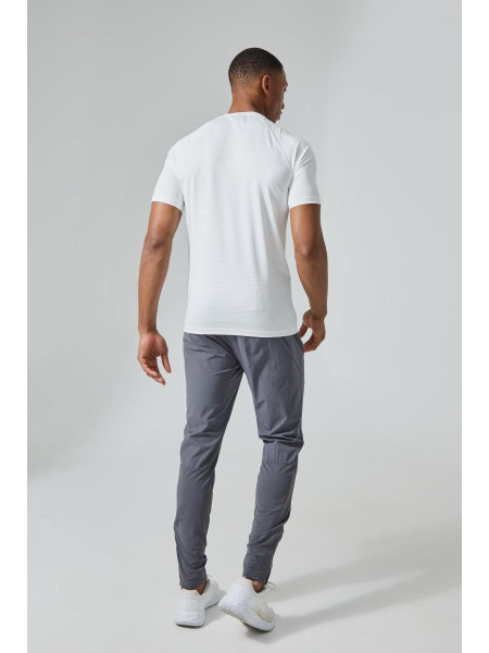 Чоловік активний легкий бігун у тренажерному залі