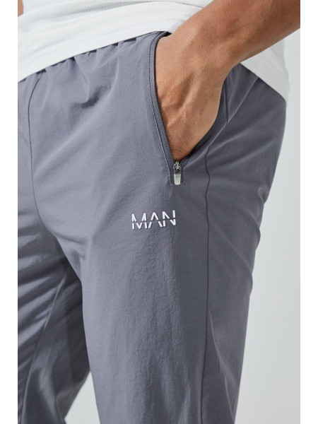 Чоловік активний легкий бігун у тренажерному залі