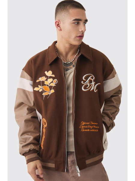 Велика коричнева університетська куртка з квітковим значком і коміром