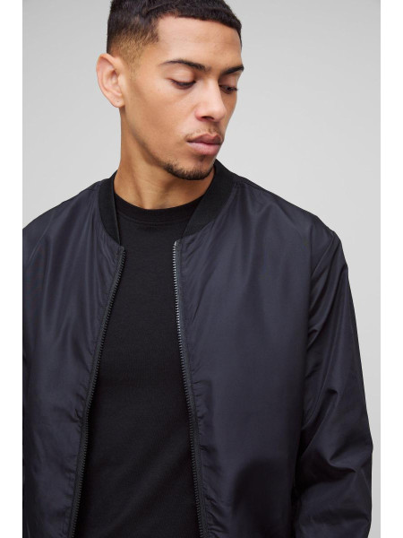 Легка куртка -бомбер у чорному