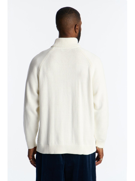 Светр з коміром-гольф та контрастними вставками