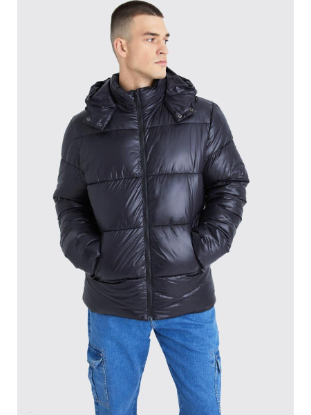 Висока блискуча куртка-пуховик чорного кольору з капюшоном