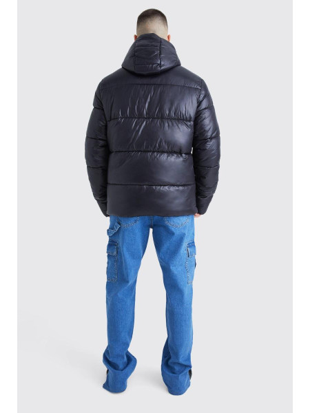 Висока блискуча куртка-пуховик чорного кольору з капюшоном