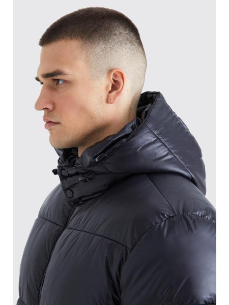 Висока блискуча куртка-пуховик чорного кольору з капюшоном